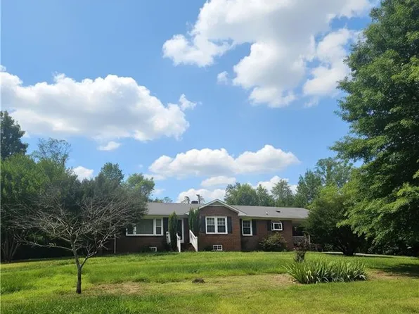 1129 Ziglar Rd, Winston Salem, NC 27105