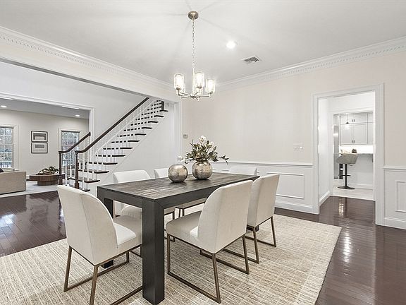 5th image of 261 East St