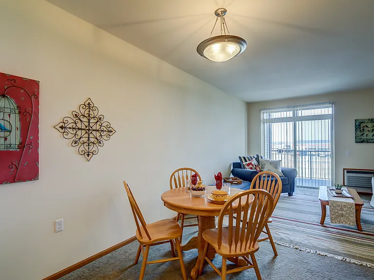 Grant- Dining Area