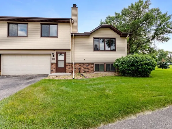 8625 S Maplebrook Cir, Brooklyn Park, MN 55445