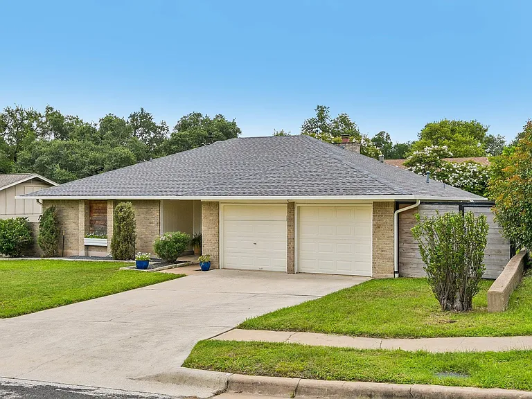 2717 Charlesworth Dr — Photo 3