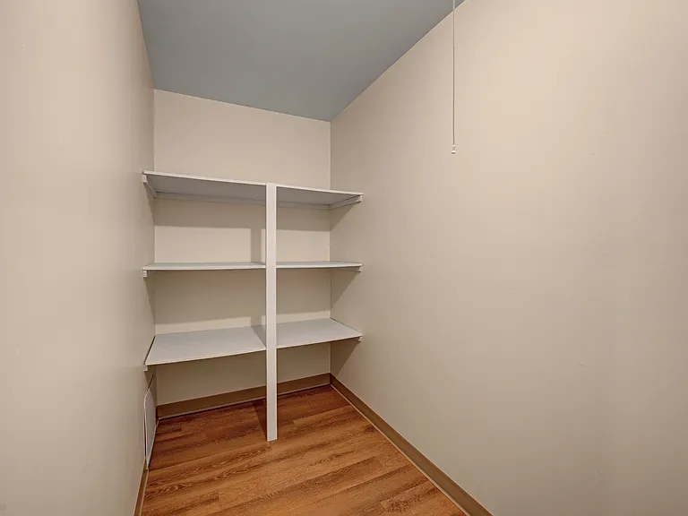96 Grosvenor Blvd — Photo 1