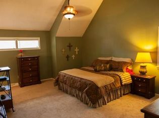 407 NE Country Ln, Lees Summit, MO 64086