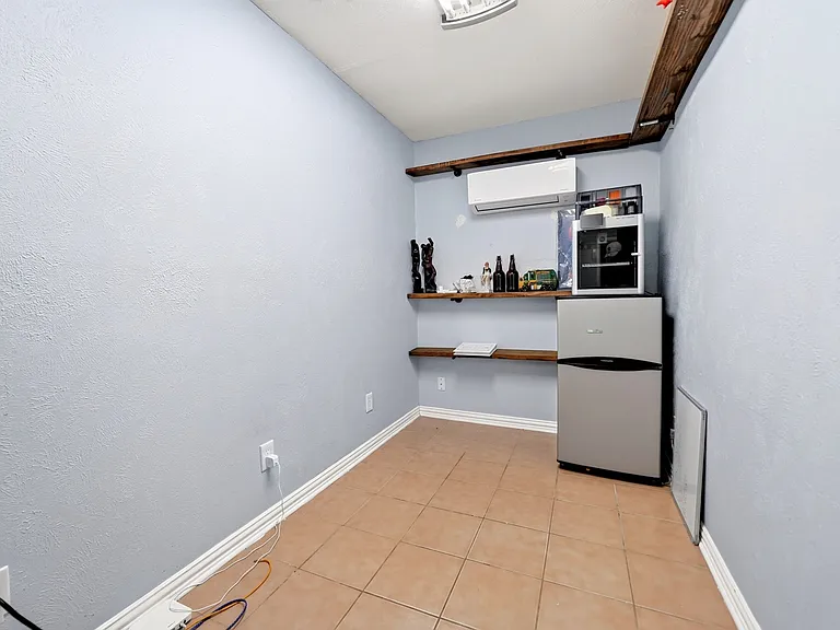 505 Whittle Way — Photo 28