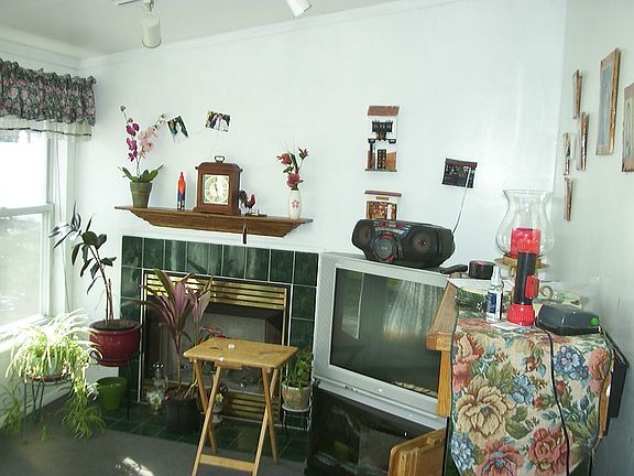 family room w/gas fp