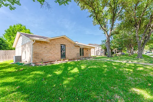 1506 Trowbridge St Photo 1