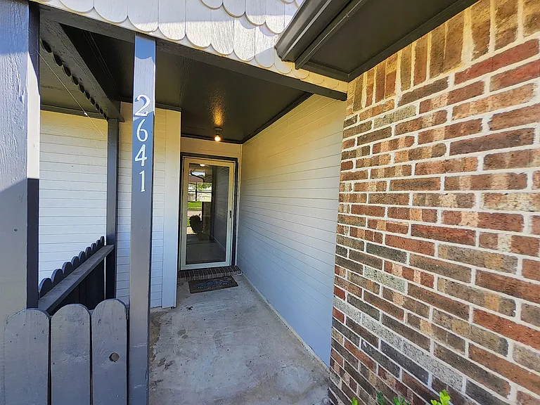 2641 Berkshire Ln — Photo 2