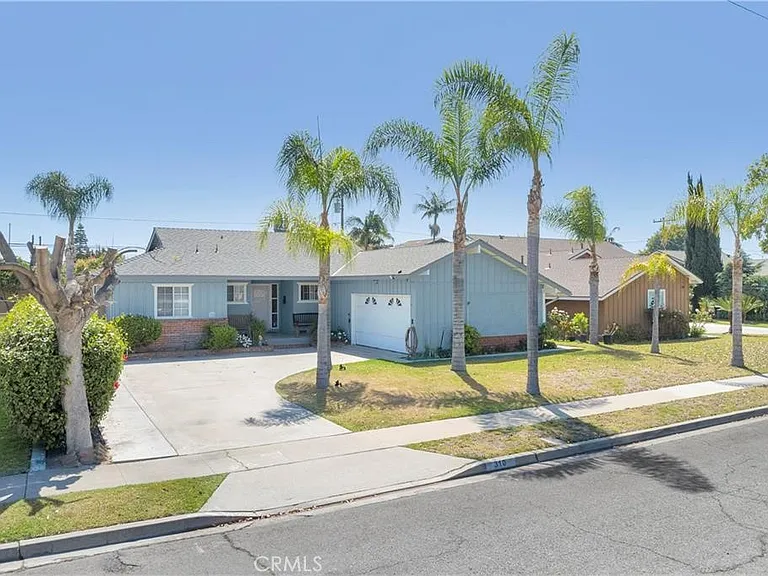 310 S Beachy Pl — Photo 3