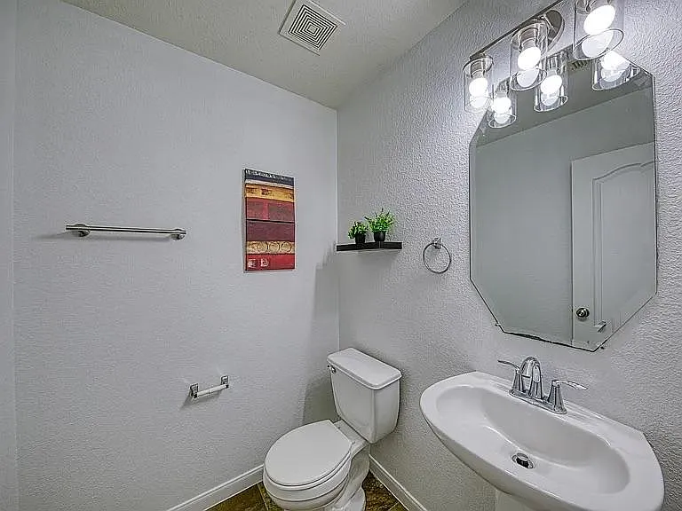 4 bed, 2.5 bath, 2650 sqft, $797 — Photo 4