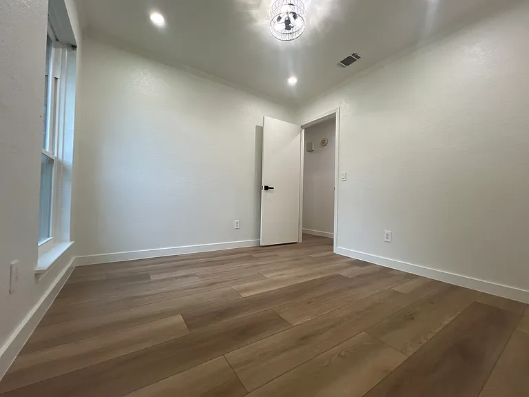 601 N Riverside Dr — Photo 32
