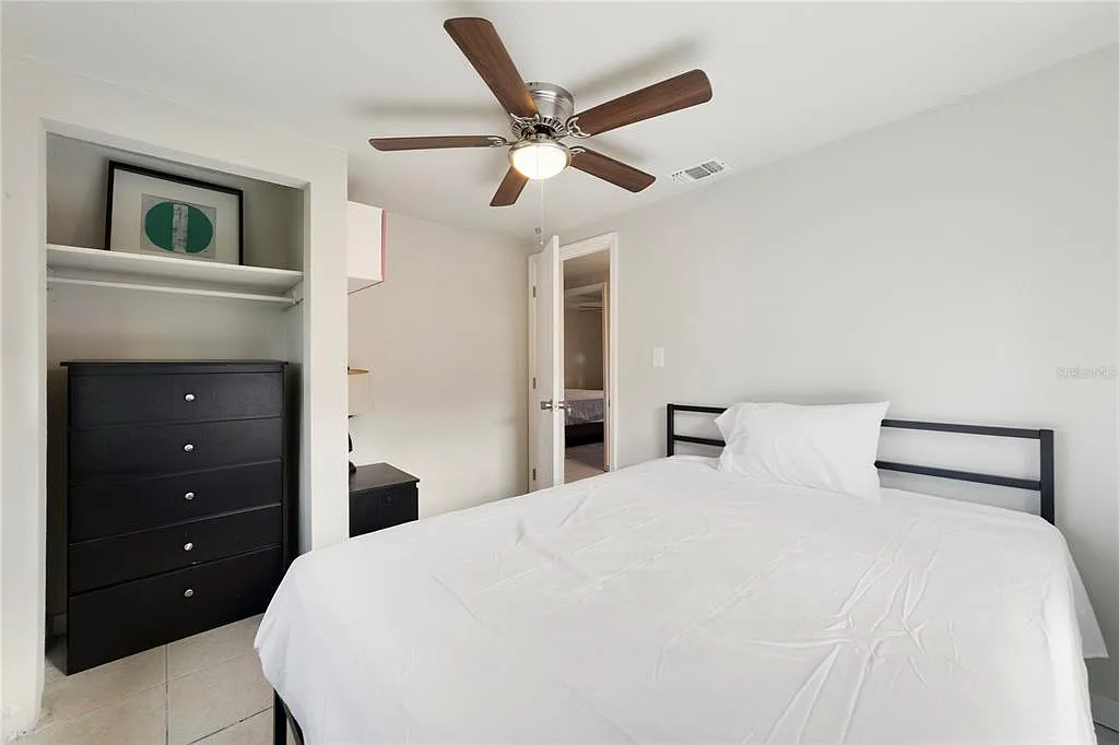 3 bed, 1.0 bath, 1057 sqft, $1,800 — Photo 4