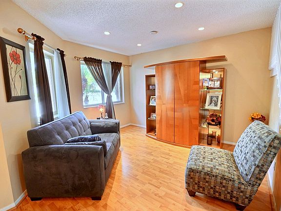 3rd image of 517 NW 208th Dr
