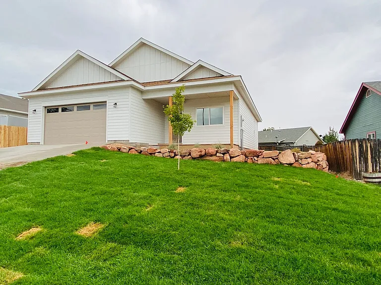 577 Ponderosa Cir — Photo 2