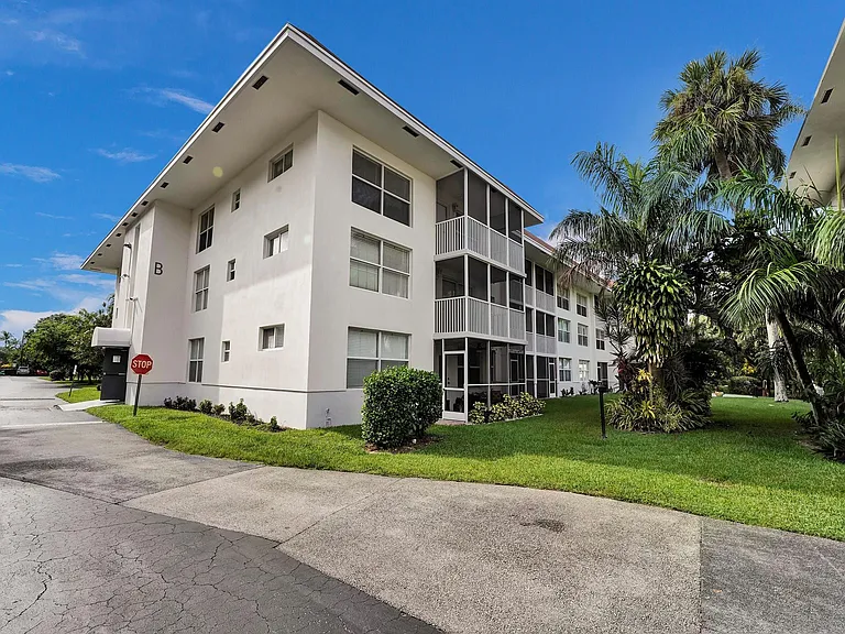 4025 N Federal Hwy #B311 — Photo 42