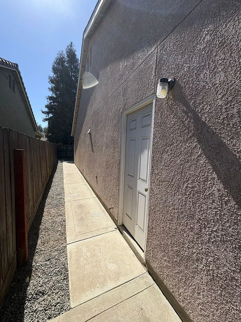 NW Visalia Home Near Shopping Center Available Now! — Photo 4
