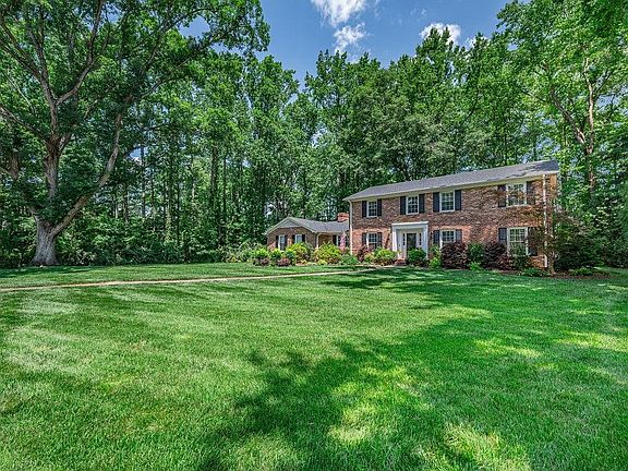 2nd image of 123 Fernbrook Cir