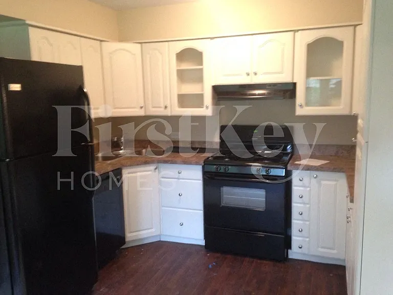 817 Rose Ln — Photo 9