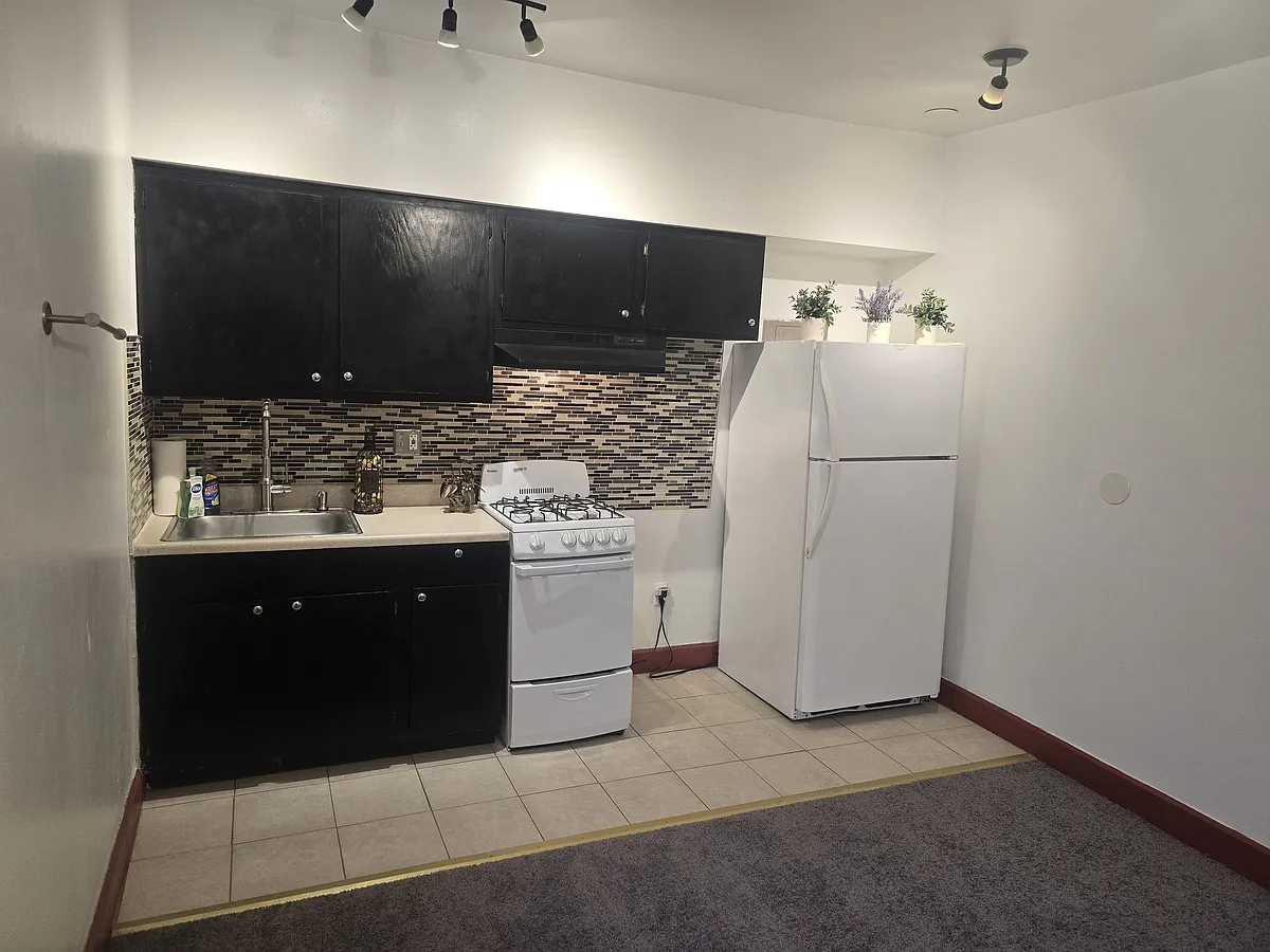 Building Photo - 1622 Bainbridge St #3F