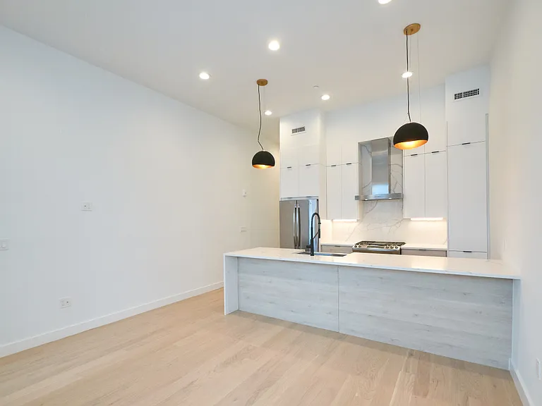 360 Meridian St #5 — Photo 3