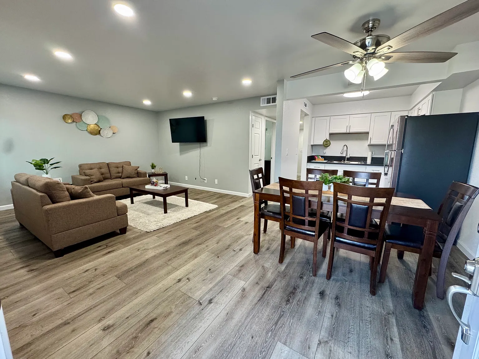 Maple Palace Luxury Apartments — Photo 3