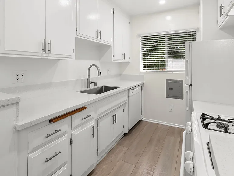 1226 McClellan Dr #5 — Photo 9