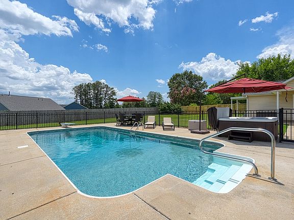 2nd image of 140 Bermuda Ln