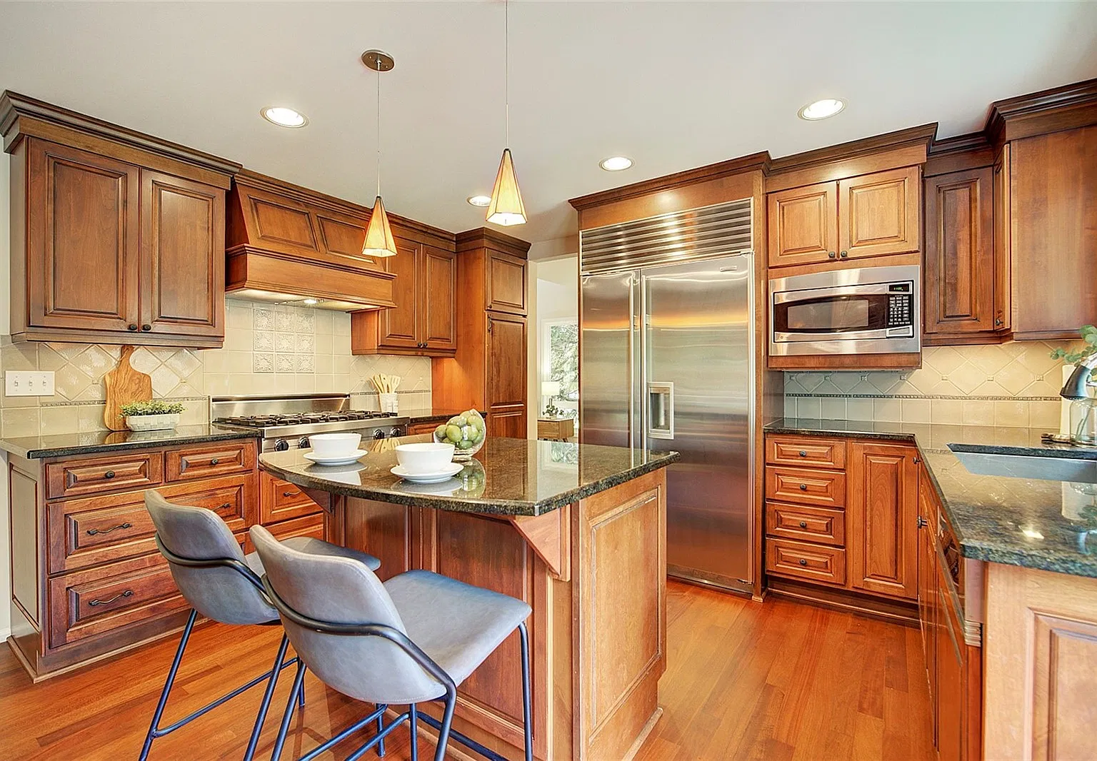 5 bed, 3300 sqft, $5,200 — Photo 2