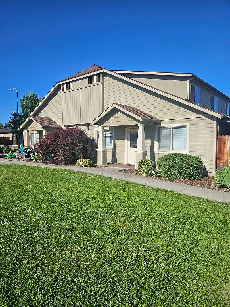 1911002 — Photo 1