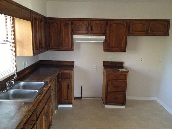 5th image of 401 Patrick Henry Ct