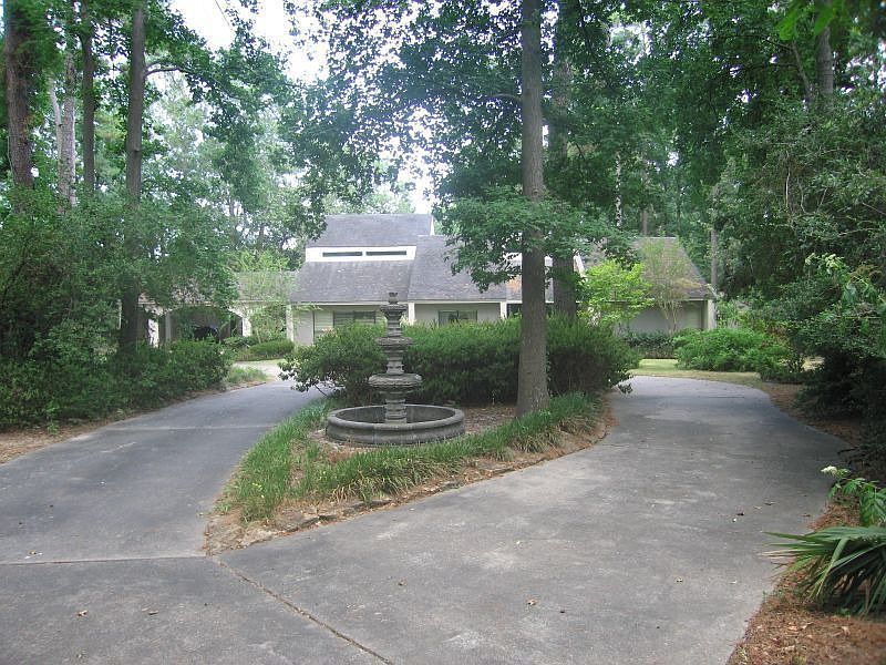 1st image of 28 Thornhill Oaks Dr