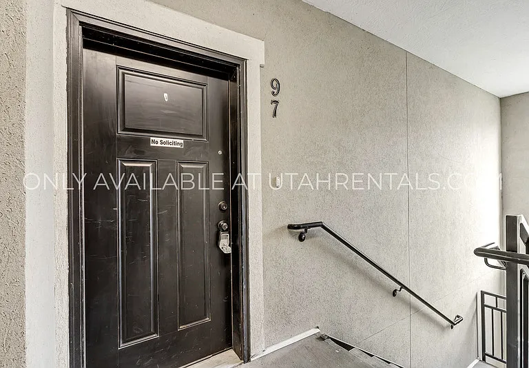 97 W Silver Springs Dr — Photo 3