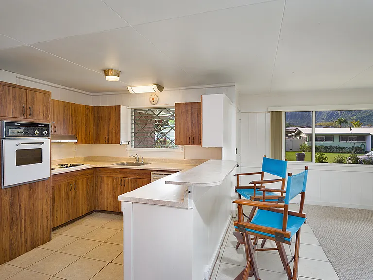 557 Ululani St — Photo 2