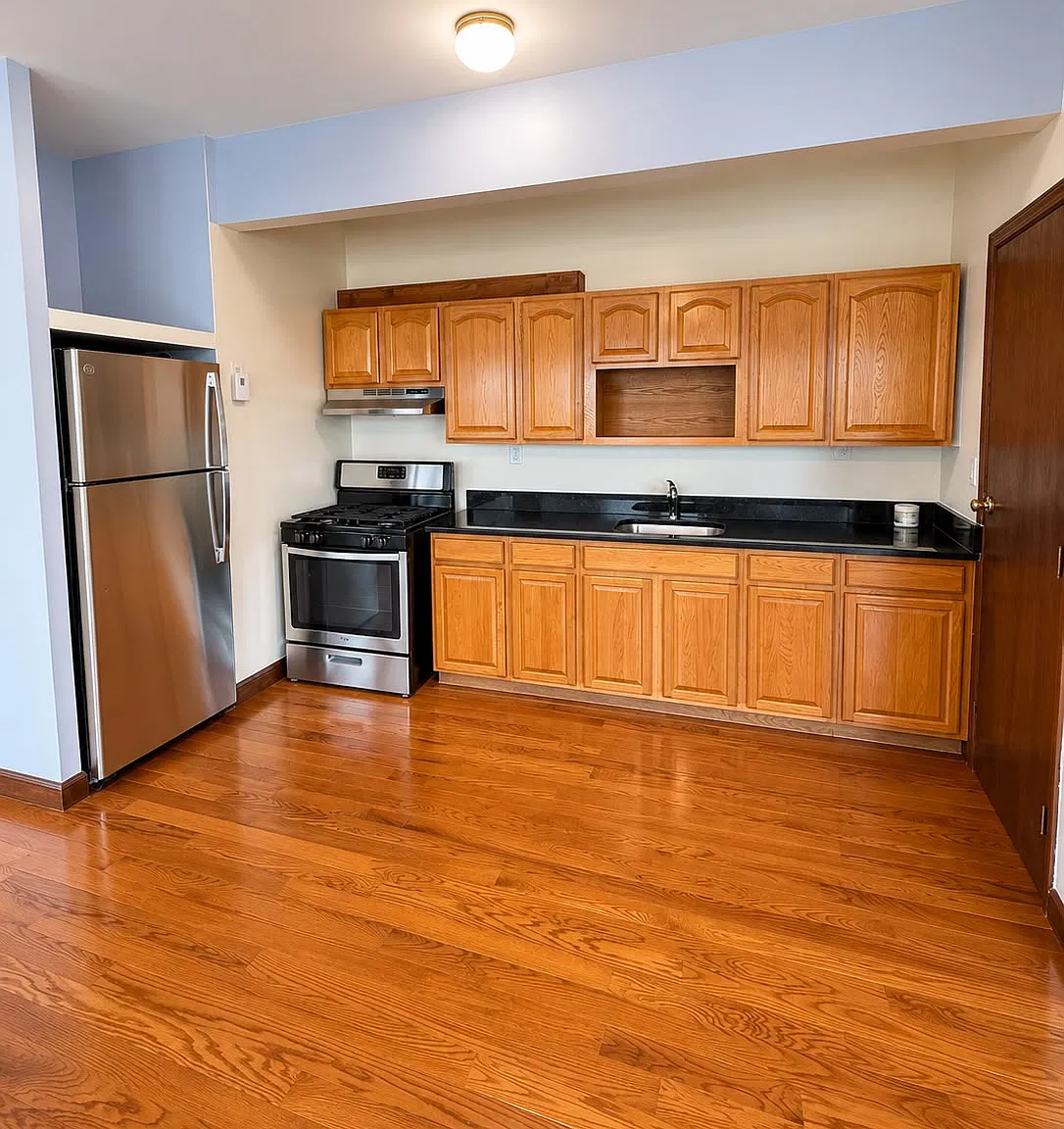 4 bed, 1100 sqft, $3,600 — Photo 2