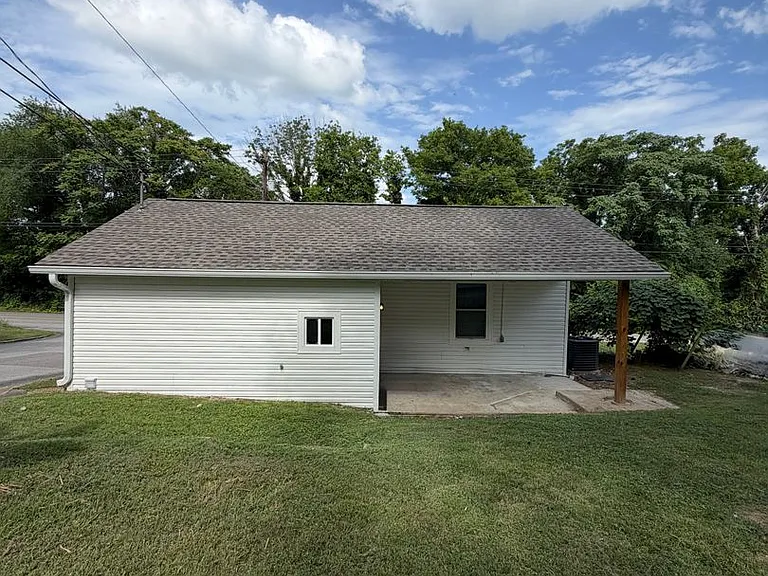 1013 Riverside Dr — Photo 9