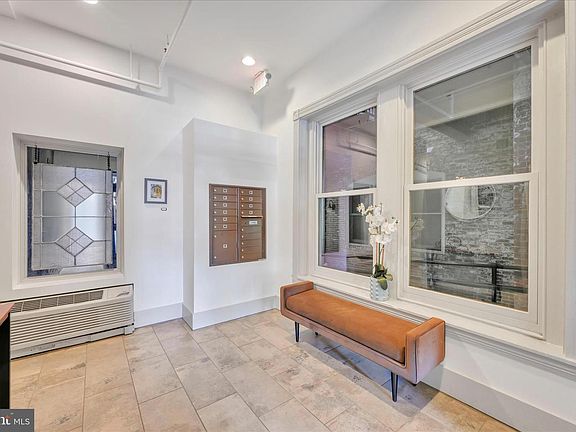 4th image of 145 E King St Ste 401