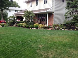 7 Mare Ln, Commack, NY 11725
