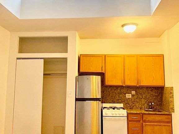 5th image of 245 W 51st St #1OO1