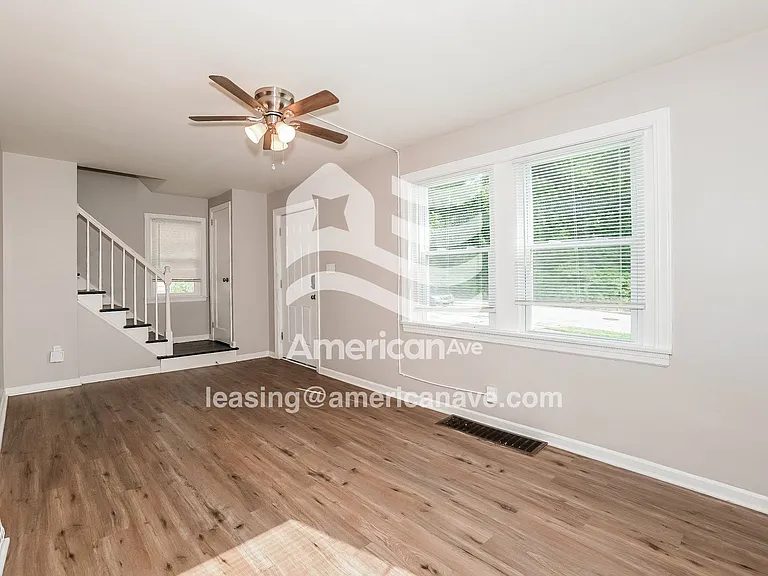 585218_003_wm_-_living_room_13048173.jpg