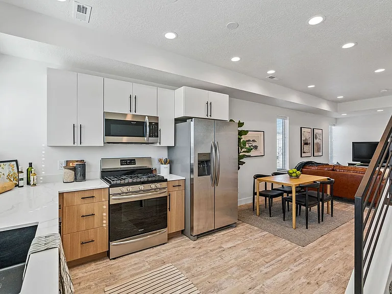Central Heights Townhomes — Photo 27
