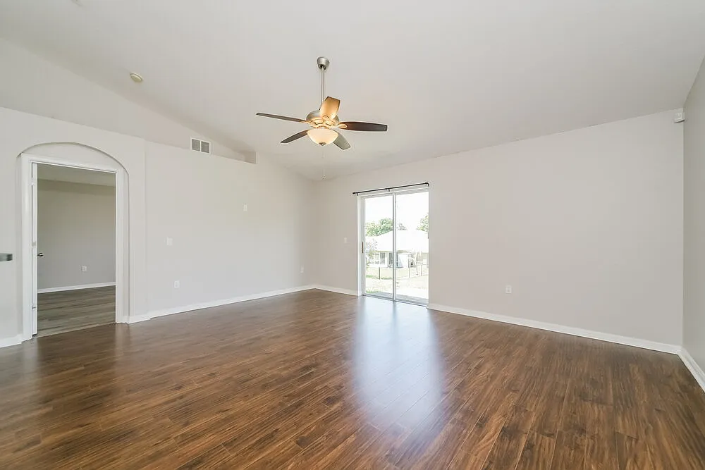3 bed, 2.0 bath, 1348 sqft, $3,080 — Photo 4