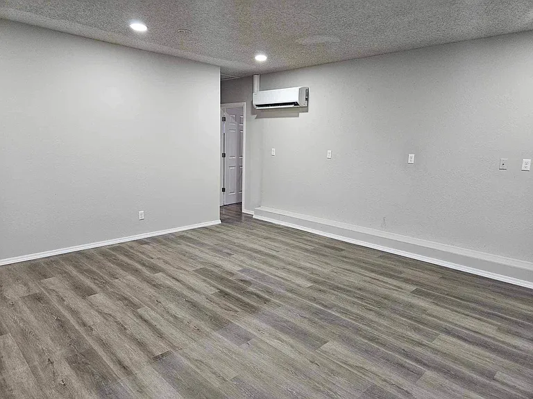 913 W Oak St N #2 — Photo 2