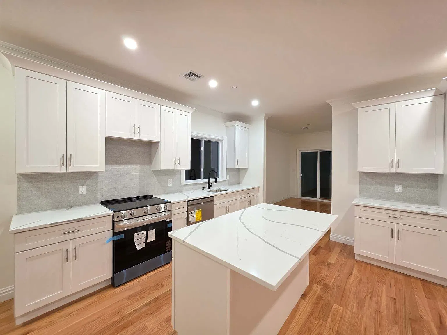 4 bed, 1900 sqft, $3,800 — Photo 1