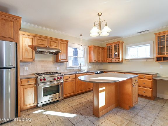 4th image of 1057 Linden Ave