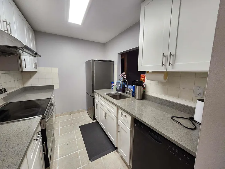 1050 Howie Ave — Photo 2