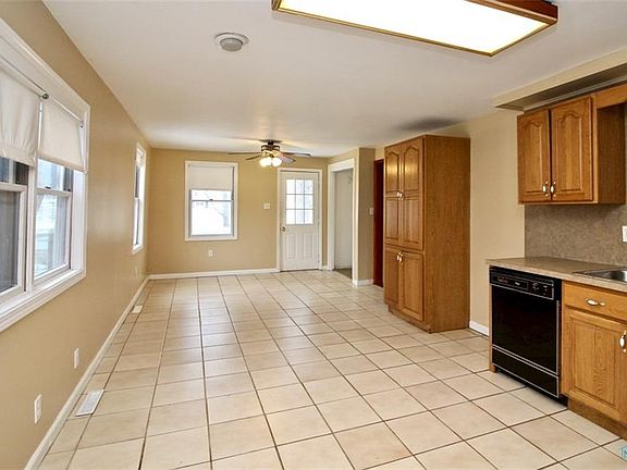3rd image of 528 Cherry St