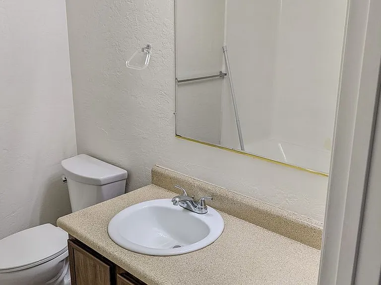 Apartment in West Salem near banks, shopping areas, bus lines, and downtown! ~ Colonial — Photo 83