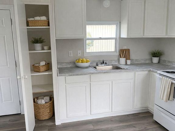 3rd image of 1250 Lakeview Dr #36