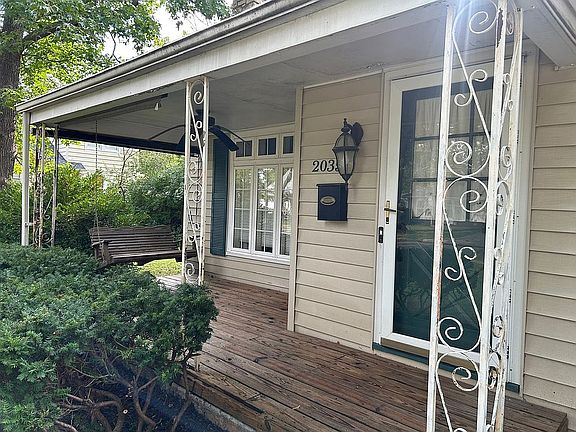 front porch w/swing