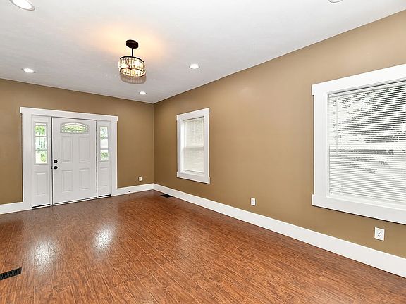 4th image of 812 E 40th St