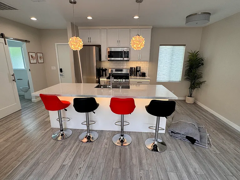 6528 W San Vicente Blvd — Photo 3